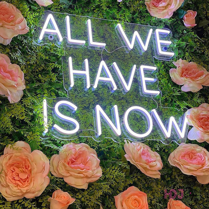 Découvrez notre enseigne néon LED personnalisée "All we have is Now" disponible au Maroc. Ajoutez une touche de décoration néon LED unique à votre espace avec notre éclairage d'ambiance. Que ce soit pour éclairer votre magasin, votre jardin ou votre vitrine, notre enseigne néon LED crée une atmosphère chaleureuse et accueillante. Fabriquée sur mesure, cette enseigne est parfaite pour les établissements commerciaux, les bureaux, les restaurants et bien plus encore. 