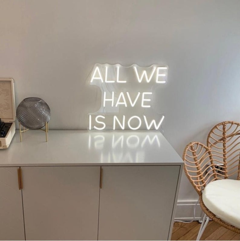 Découvrez notre enseigne néon LED personnalisée "All we have is Now" disponible au Maroc. Ajoutez une touche de décoration néon LED unique à votre espace avec notre éclairage d'ambiance. Que ce soit pour éclairer votre magasin, votre jardin ou votre vitrine, notre enseigne néon LED crée une atmosphère chaleureuse et accueillante. Fabriquée sur mesure, cette enseigne est parfaite pour les établissements commerciaux, les bureaux, les restaurants et bien plus encore. 