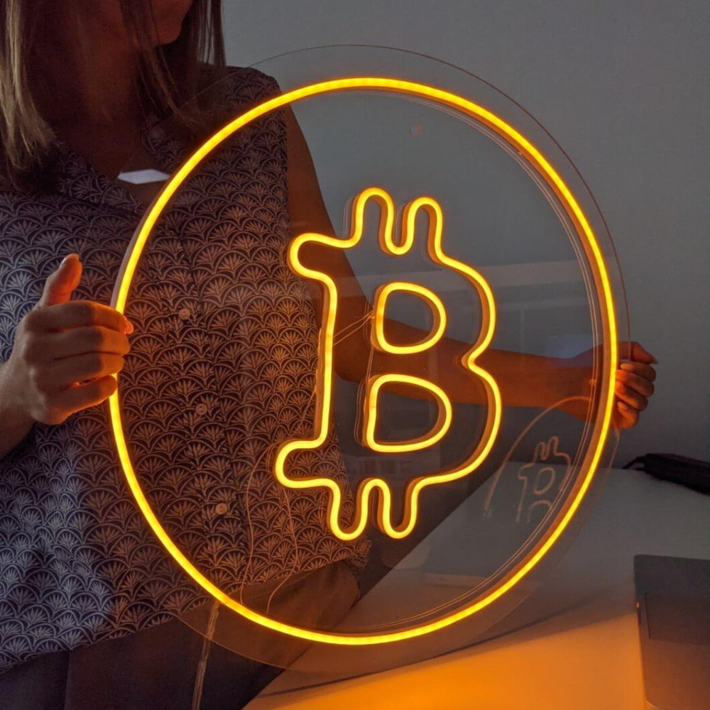 Ajoutez un éclairage exceptionnel à votre intérieur avec notre enseigne néon personnalisée "Bitcoin Logo Enseigne Néon" d'OPLA DESIGN. Utilisant des LED de qualité supérieure, notre enseigne néon donne une touche unique et moderne à votre décoration intérieure. Parfait pour une utilisation dans les magasins, les bureaux, les maisons et les événements spéciaux. Personnalisez-le pour qu'il convienne à votre style. Disponible pour la livraison au Maroc.