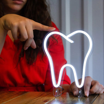 La Dentiste enseigne au Néon personnalisée est la solution d'éclairage idéale pour votre clinique. Avec son éclairage au néon LED, elle offre un éclairage d'ambiance et d'accentuation à votre clinique, tout en attirant l'attention de vos clients. Personnalisée au Maroc, cette enseigne lumineuse LED est un ajout idéal pour les cliniques et les cabinets dentaires.