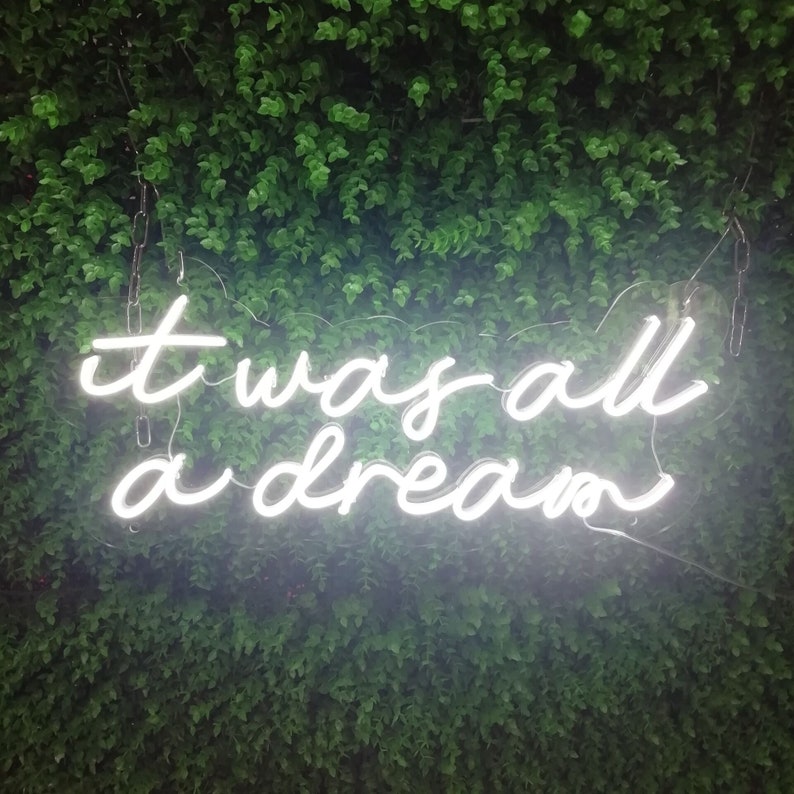 Apporter une touche personnalisée à votre espace "It Was All A Dream" de OPLA DESIGN, un éclairage captivant pour sublimer votre espace au Maroc. Que vous recherchiez une décoration néon LED pour votre intérieur, une enseigne lumineuse pour votre boutique ou un éclairage d'accentuation pour votre magasin, nous vous proposons des solutions d'éclairage architectural, commercial et résidentiel de qualité.