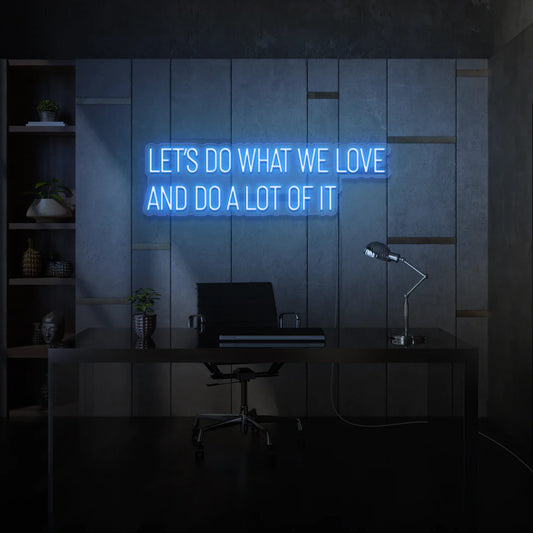 Laissez-vous inspirer par notre enseigne néon LED "Let’s Do What We Love And Do A Lot Of It". Personnalisée selon vos envies, cette décoration néon LED ajoute une touche unique à votre espace au Maroc. Que ce soit pour un éclairage d'accentuation, une ambiance chaleureuse ou une décoration de magasin, notre enseigne néon LED répond à tous vos besoins.