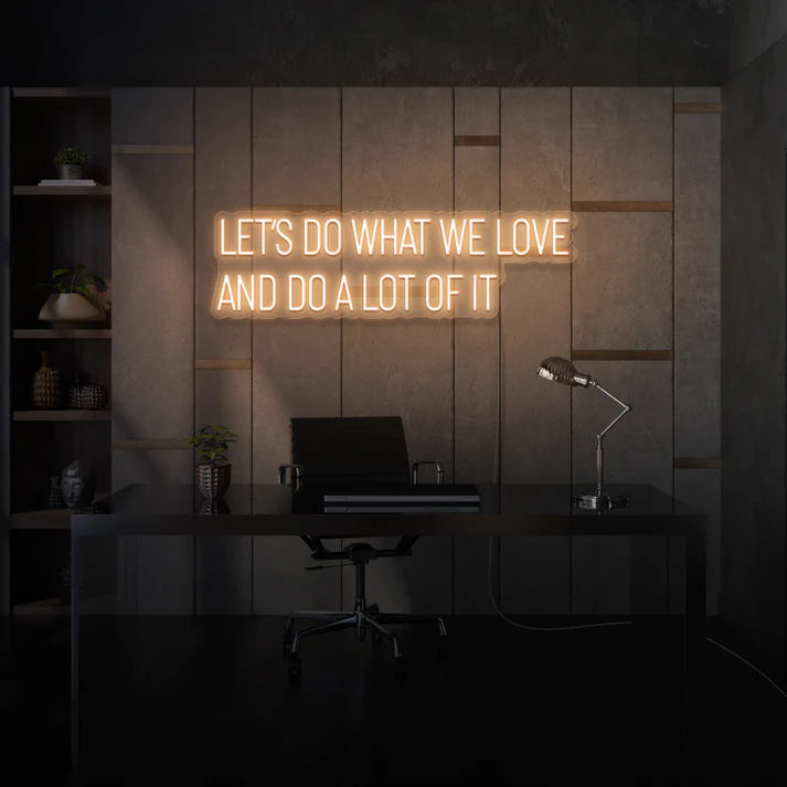 Laissez-vous inspirer par notre enseigne néon LED "Let’s Do What We Love And Do A Lot Of It". Personnalisée selon vos envies, cette décoration néon LED ajoute une touche unique à votre espace au Maroc. Que ce soit pour un éclairage d'accentuation, une ambiance chaleureuse ou une décoration de magasin, notre enseigne néon LED répond à tous vos besoins.