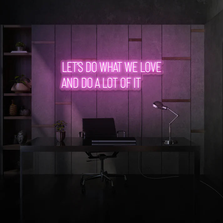 Laissez-vous inspirer par notre enseigne néon LED "Let’s Do What We Love And Do A Lot Of It". Personnalisée selon vos envies, cette décoration néon LED ajoute une touche unique à votre espace au Maroc. Que ce soit pour un éclairage d'accentuation, une ambiance chaleureuse ou une décoration de magasin, notre enseigne néon LED répond à tous vos besoins.