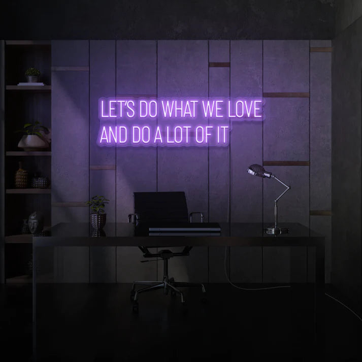 Laissez-vous inspirer par notre enseigne néon LED "Let’s Do What We Love And Do A Lot Of It". Personnalisée selon vos envies, cette décoration néon LED ajoute une touche unique à votre espace au Maroc. Que ce soit pour un éclairage d'accentuation, une ambiance chaleureuse ou une décoration de magasin, notre enseigne néon LED répond à tous vos besoins.