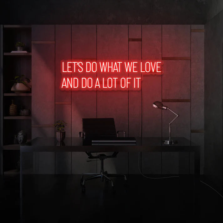 Laissez-vous inspirer par notre enseigne néon LED "Let’s Do What We Love And Do A Lot Of It". Personnalisée selon vos envies, cette décoration néon LED ajoute une touche unique à votre espace au Maroc. Que ce soit pour un éclairage d'accentuation, une ambiance chaleureuse ou une décoration de magasin, notre enseigne néon LED répond à tous vos besoins.