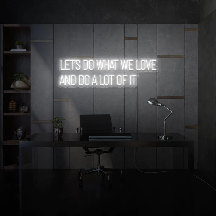 Laissez-vous inspirer par notre enseigne néon LED "Let’s Do What We Love And Do A Lot Of It". Personnalisée selon vos envies, cette décoration néon LED ajoute une touche unique à votre espace au Maroc. Que ce soit pour un éclairage d'accentuation, une ambiance chaleureuse ou une décoration de magasin, notre enseigne néon LED répond à tous vos besoins.