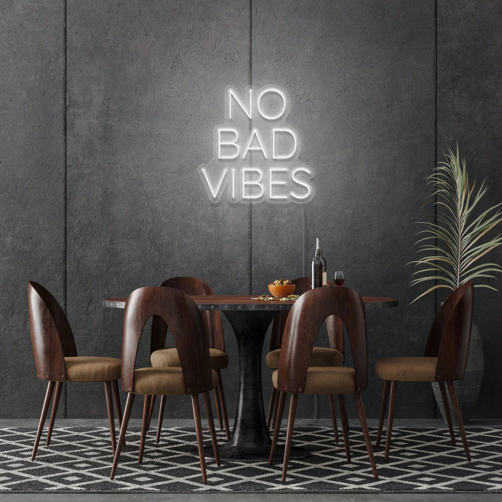 Découvrez notre enseigne au néon LED personnalisée "No Bad Vibes" ! Ajoutez une touche tendance à votre décoration avec cette enseigne lumineuse intérieure/extérieure. Parfaite pour les commerces, les événements spéciaux ou simplement pour créer une ambiance unique chez vous. Fabriquée avec soin, cette enseigne est un éclairage LED de haute qualité, adapté à tous les environnements : résidentiel, commercial, public. 