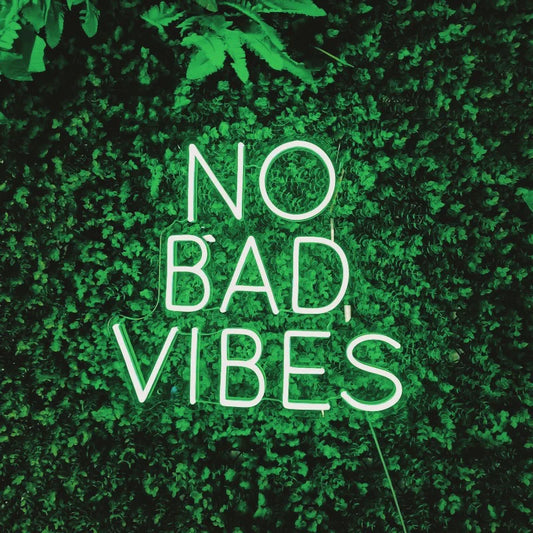 Découvrez notre enseigne au néon LED personnalisée "No Bad Vibes" ! Ajoutez une touche tendance à votre décoration avec cette enseigne lumineuse intérieure/extérieure. Parfaite pour les commerces, les événements spéciaux ou simplement pour créer une ambiance unique chez vous. Fabriquée avec soin, cette enseigne est un éclairage LED de haute qualité, adapté à tous les environnements : résidentiel, commercial, public. 