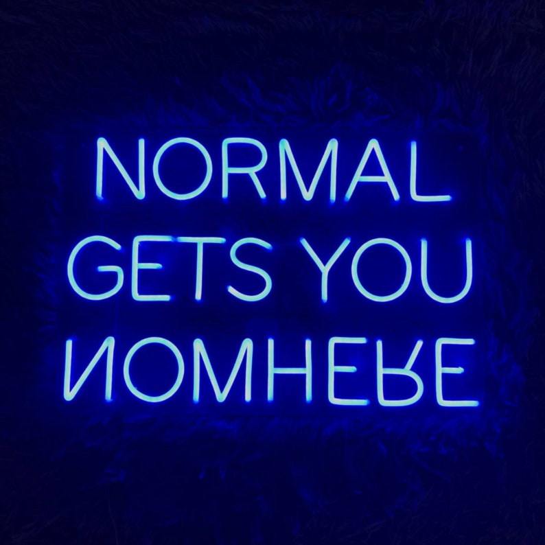 Découvrez notre enseigne néon LED personnalisée "Normal Gets You Nowhere" au Maroc. Ajoutez une touche unique à votre décoration avec notre éclairage architectural néon LED. Parfait pour les espaces commerciaux, les magasins, les jardins et les vitrines. Profitez de la sécurité et de l'efficacité de notre éclairage LED pour créer une ambiance chaleureuse et accueillante. Fabriquée sur mesure, notre enseigne lumineuse néon LED est idéale pour les bars, boutiques, restaurants, mariages et bien plus encore.