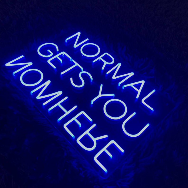 Découvrez notre enseigne néon LED personnalisée "Normal Gets You Nowhere" au Maroc. Ajoutez une touche unique à votre décoration avec notre éclairage architectural néon LED. Parfait pour les espaces commerciaux, les magasins, les jardins et les vitrines. Profitez de la sécurité et de l'efficacité de notre éclairage LED pour créer une ambiance chaleureuse et accueillante. Fabriquée sur mesure, notre enseigne lumineuse néon LED est idéale pour les bars, boutiques, restaurants, mariages et bien plus encore.