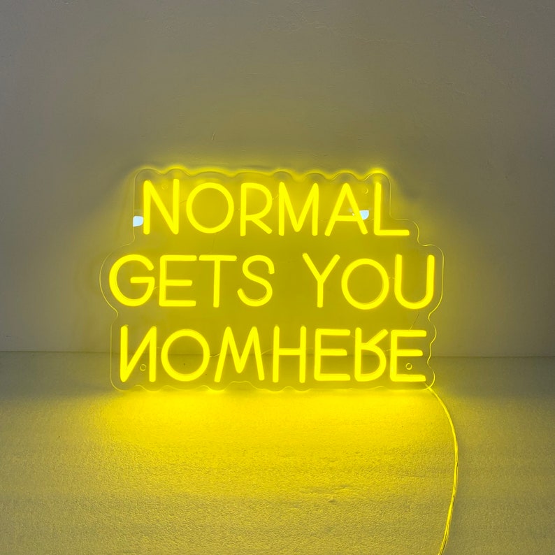 Découvrez notre enseigne néon LED personnalisée "Normal Gets You Nowhere" au Maroc. Ajoutez une touche unique à votre décoration avec notre éclairage architectural néon LED. Parfait pour les espaces commerciaux, les magasins, les jardins et les vitrines. Profitez de la sécurité et de l'efficacité de notre éclairage LED pour créer une ambiance chaleureuse et accueillante. Fabriquée sur mesure, notre enseigne lumineuse néon LED est idéale pour les bars, boutiques, restaurants, mariages et bien plus encore.