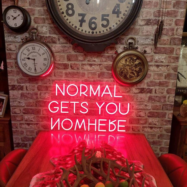 Découvrez notre enseigne néon LED personnalisée "Normal Gets You Nowhere" au Maroc. Ajoutez une touche unique à votre décoration avec notre éclairage architectural néon LED. Parfait pour les espaces commerciaux, les magasins, les jardins et les vitrines. Profitez de la sécurité et de l'efficacité de notre éclairage LED pour créer une ambiance chaleureuse et accueillante. Fabriquée sur mesure, notre enseigne lumineuse néon LED est idéale pour les bars, boutiques, restaurants, mariages et bien plus encore.