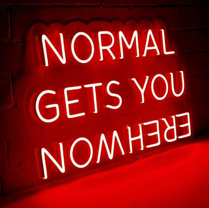 Découvrez notre enseigne néon LED personnalisée "Normal Gets You Nowhere" au Maroc. Ajoutez une touche unique à votre décoration avec notre éclairage architectural néon LED. Parfait pour les espaces commerciaux, les magasins, les jardins et les vitrines. Profitez de la sécurité et de l'efficacité de notre éclairage LED pour créer une ambiance chaleureuse et accueillante. Fabriquée sur mesure, notre enseigne lumineuse néon LED est idéale pour les bars, boutiques, restaurants, mariages et bien plus encore.