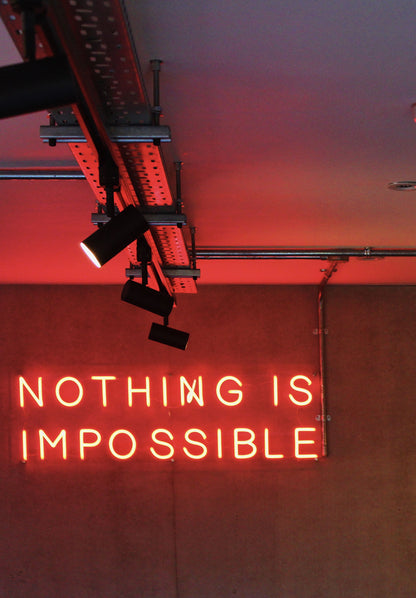 Laissez-vous inspirer par notre enseigne néon LED "Nothing Is Impossible". Personnalisée selon vos envies, cette décoration néon LED apporte une touche unique à votre espace au Maroc. Que ce soit pour un éclairage d'accentuation, une ambiance chaleureuse ou une décoration de magasin, notre enseigne néon LED répond à tous vos besoins. Ajoutez une touche d'originalité à votre jardin, magasin ou vitrine avec notre éclairage extérieur.