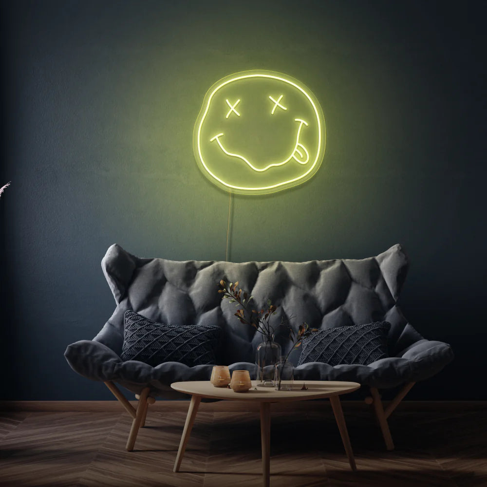 Enseigne Smiley Face néon LED au Maroc. est un choix de décoration néon personnalisée idéal pour éclairer et embellir tous les types d'espace, qu'ils soient commerciaux ou résidentiels. Cette enseigne lumineuse LED peut être utilisée pour créer une ambiance d'accentuation, d'ambiance ou de sécurité, ainsi que pour éclairer les magasins, les jardins et les bureaux. Elle peut être personnalisée pour convenir à toutes sortes de besoins de décoration et peut être achetée à un prix abordable.