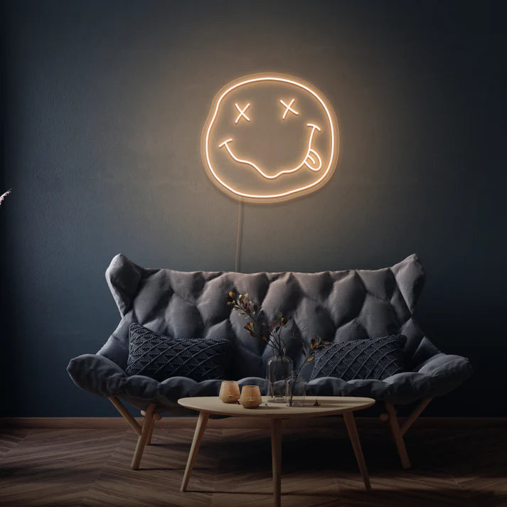 Enseigne Smiley Face néon LED au Maroc. est un choix de décoration néon personnalisée idéal pour éclairer et embellir tous les types d'espace, qu'ils soient commerciaux ou résidentiels. Cette enseigne lumineuse LED peut être utilisée pour créer une ambiance d'accentuation, d'ambiance ou de sécurité, ainsi que pour éclairer les magasins, les jardins et les bureaux. Elle peut être personnalisée pour convenir à toutes sortes de besoins de décoration et peut être achetée à un prix abordable.