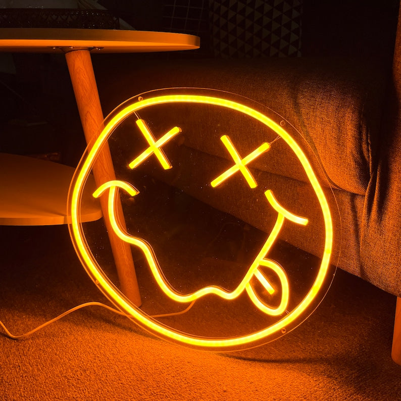 Enseigne Smiley Face néon LED au Maroc. est un choix de décoration néon personnalisée idéal pour éclairer et embellir tous les types d'espace, qu'ils soient commerciaux ou résidentiels. Cette enseigne lumineuse LED peut être utilisée pour créer une ambiance d'accentuation, d'ambiance ou de sécurité, ainsi que pour éclairer les magasins, les jardins et les bureaux. Elle peut être personnalisée pour convenir à toutes sortes de besoins de décoration et peut être achetée à un prix abordable.