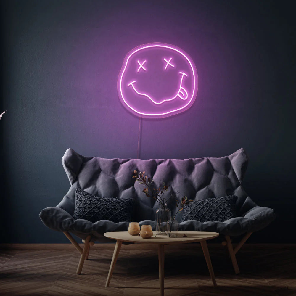 Enseigne Smiley Face néon LED au Maroc. est un choix de décoration néon personnalisée idéal pour éclairer et embellir tous les types d'espace, qu'ils soient commerciaux ou résidentiels. Cette enseigne lumineuse LED peut être utilisée pour créer une ambiance d'accentuation, d'ambiance ou de sécurité, ainsi que pour éclairer les magasins, les jardins et les bureaux. Elle peut être personnalisée pour convenir à toutes sortes de besoins de décoration et peut être achetée à un prix abordable.