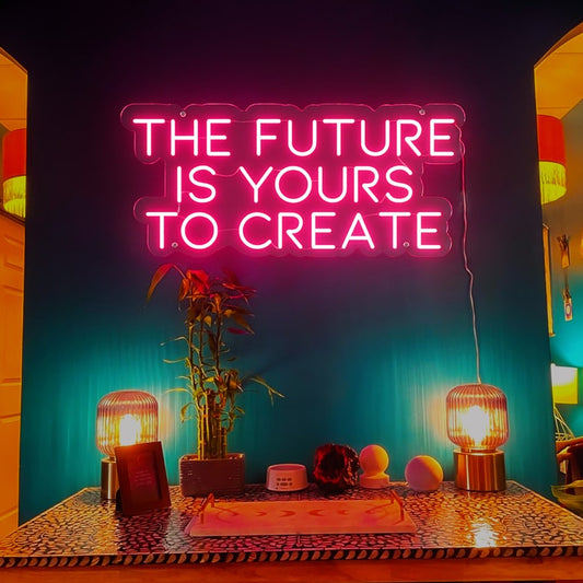 Apportez une touche personnalisée à votre espace avec une enseigne au néon sur mesure "The Future is Yours to Create" par OPLA DESIGN.  idéale pour les commerces, les restaurants, les boutiques et bien plus encore au Maroc. Cette décoration néon LED offre un éclairage architectural, commercial et d'accentuation pour créer une ambiance unique. Illuminez votre jardin, votre vitrine, vos  ou encore votre intérieur avec cet éclairage LED de qualité.