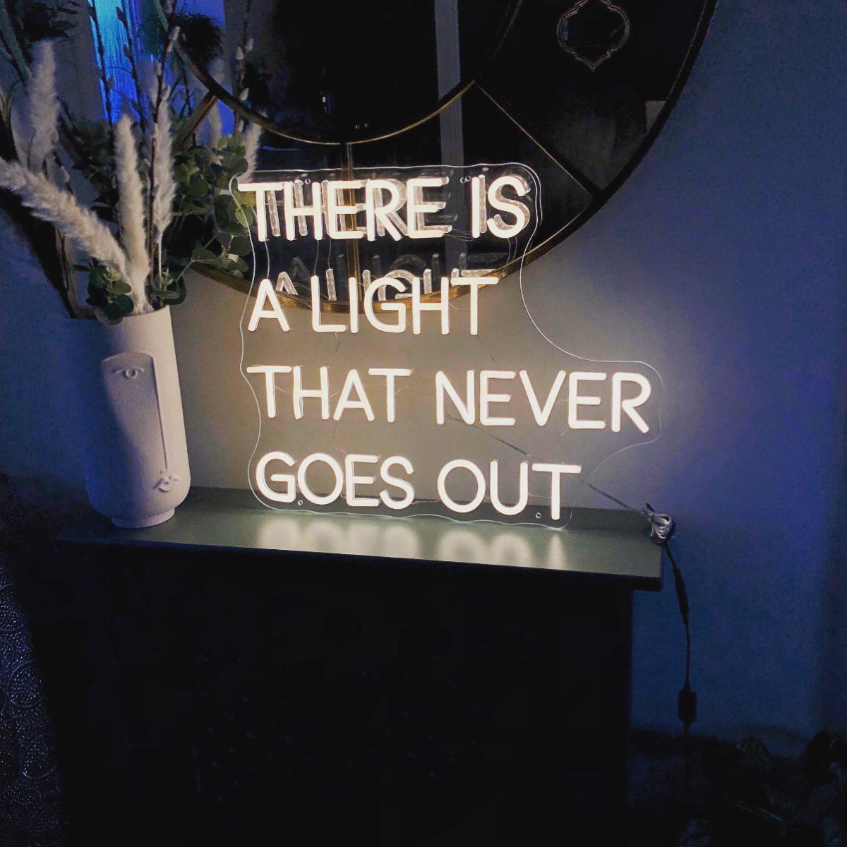 Découvrez notre enseigne néon LED personnalisée "There Is A Light That Never Goes Out", disponible au Maroc. Ajoutez une touche de décoration néon LED unique à votre espace avec notre éclairage d'ambiance. Que ce soit pour éclairer votre magasin, votre jardin ou votre vitrine, notre enseigne néon LED crée une atmosphère chaleureuse et accueillante.