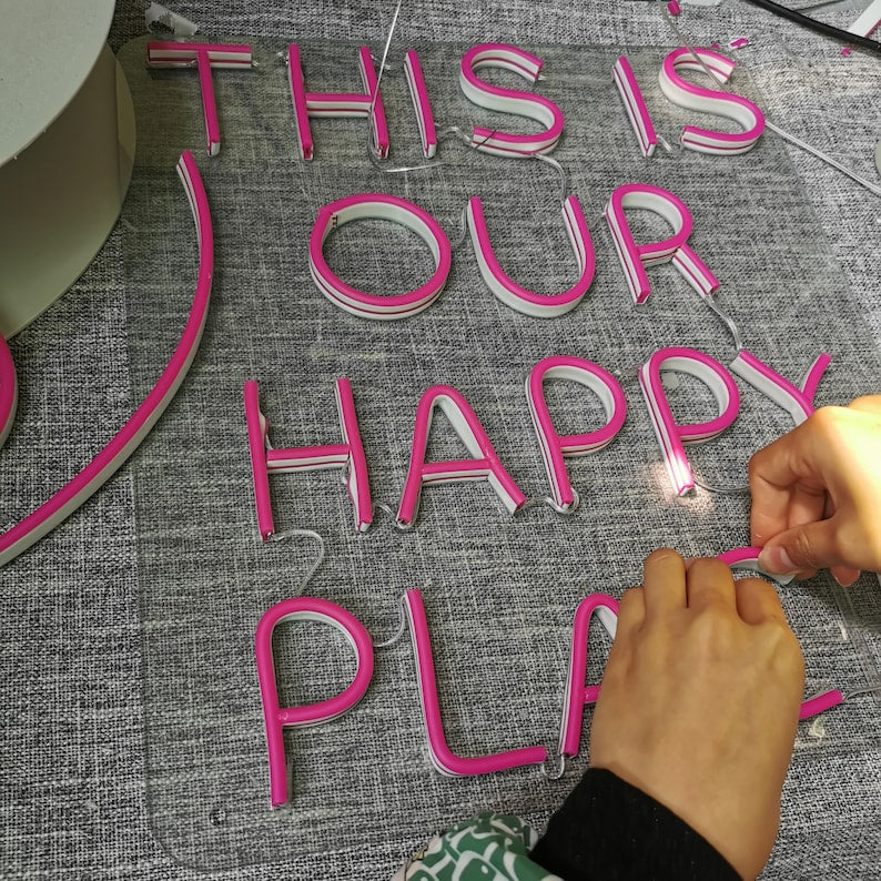 Découvrez "This is Our Happy Place", notre enseigne néon LED personnalisée au Maroc. Idéale pour une décoration néon LED tendance, cette enseigne offre un éclairage d'ambiance unique et personnalisé. Que ce soit pour éclairer votre magasin, votre jardin ou votre vitrine, notre enseigne néon LED crée une atmosphère chaleureuse et accueillante.