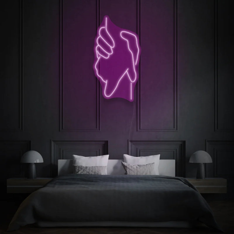 une enseigne Néon Rose LED au design original et artistique représentant deux mains se tenant. Cette enseigne lumineuse est idéale pour une utilisation dans un contexte de décoration néon LED Maroc.