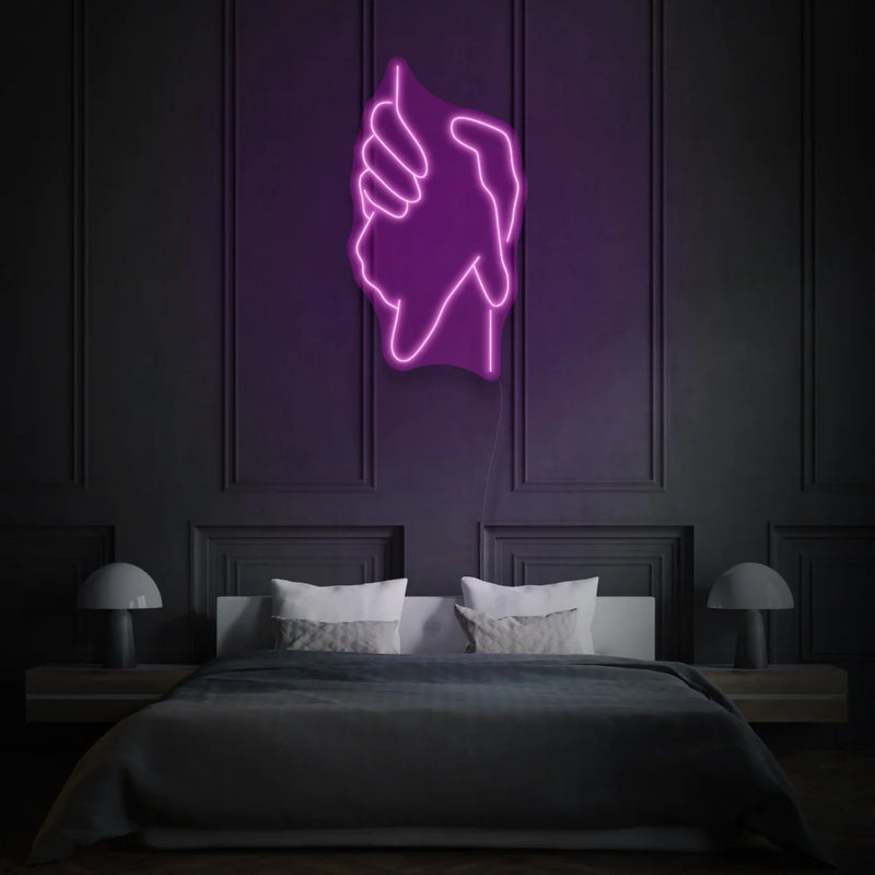 une enseigne Néon Violet LED au design original et artistique représentant deux mains se tenant. Cette enseigne lumineuse est idéale pour une utilisation dans un contexte de décoration néon LED Maroc.