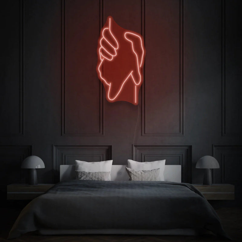une enseigne Néon Rouge LED au design original et artistique représentant deux mains se tenant. Cette enseigne lumineuse est idéale pour une utilisation dans un contexte de décoration néon LED Maroc.