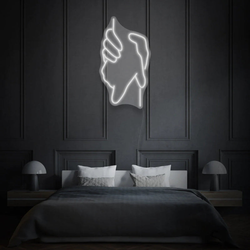 une enseigne Néon Blanc LED au design original et artistique représentant deux mains se tenant. Cette enseigne lumineuse est idéale pour une utilisation dans un contexte de décoration néon LED Maroc.