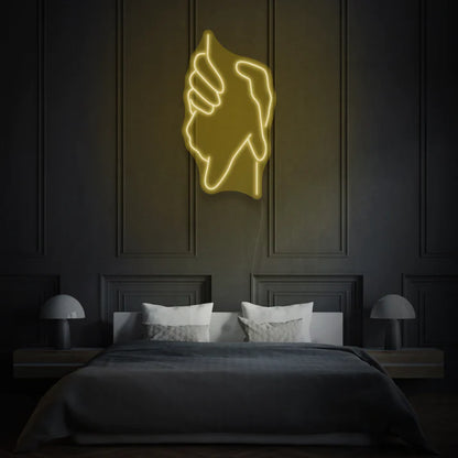 une enseigne Néon Jaune LED au design original et artistique représentant deux mains se tenant. Cette enseigne lumineuse est idéale pour une utilisation dans un contexte de décoration néon LED Maroc.