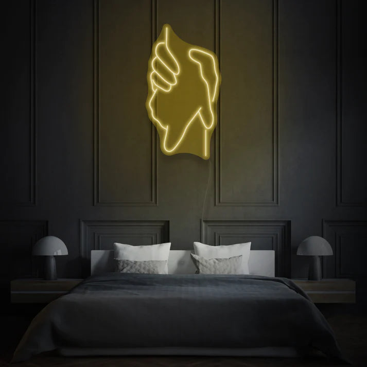 une enseigne Néon Jaune LED au design original et artistique représentant deux mains se tenant. Cette enseigne lumineuse est idéale pour une utilisation dans un contexte de décoration néon LED Maroc.