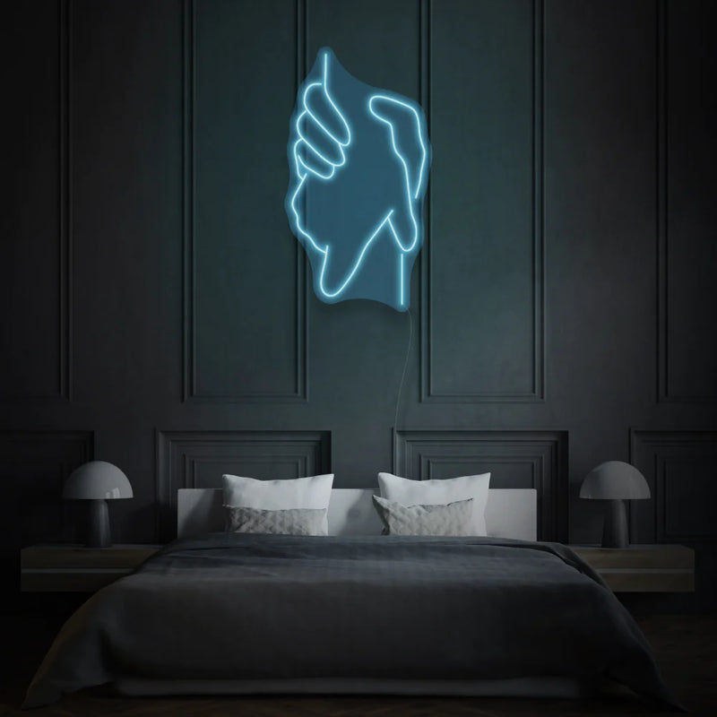une enseigne Néon Bleu ciel LED au design original et artistique représentant deux mains se tenant. Cette enseigne lumineuse est idéale pour une utilisation dans un contexte de décoration néon LED Maroc.