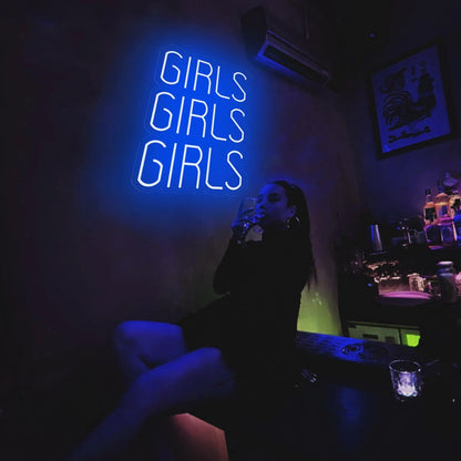 Découvrez notre enseigne au néon "Girls Girls Girls"