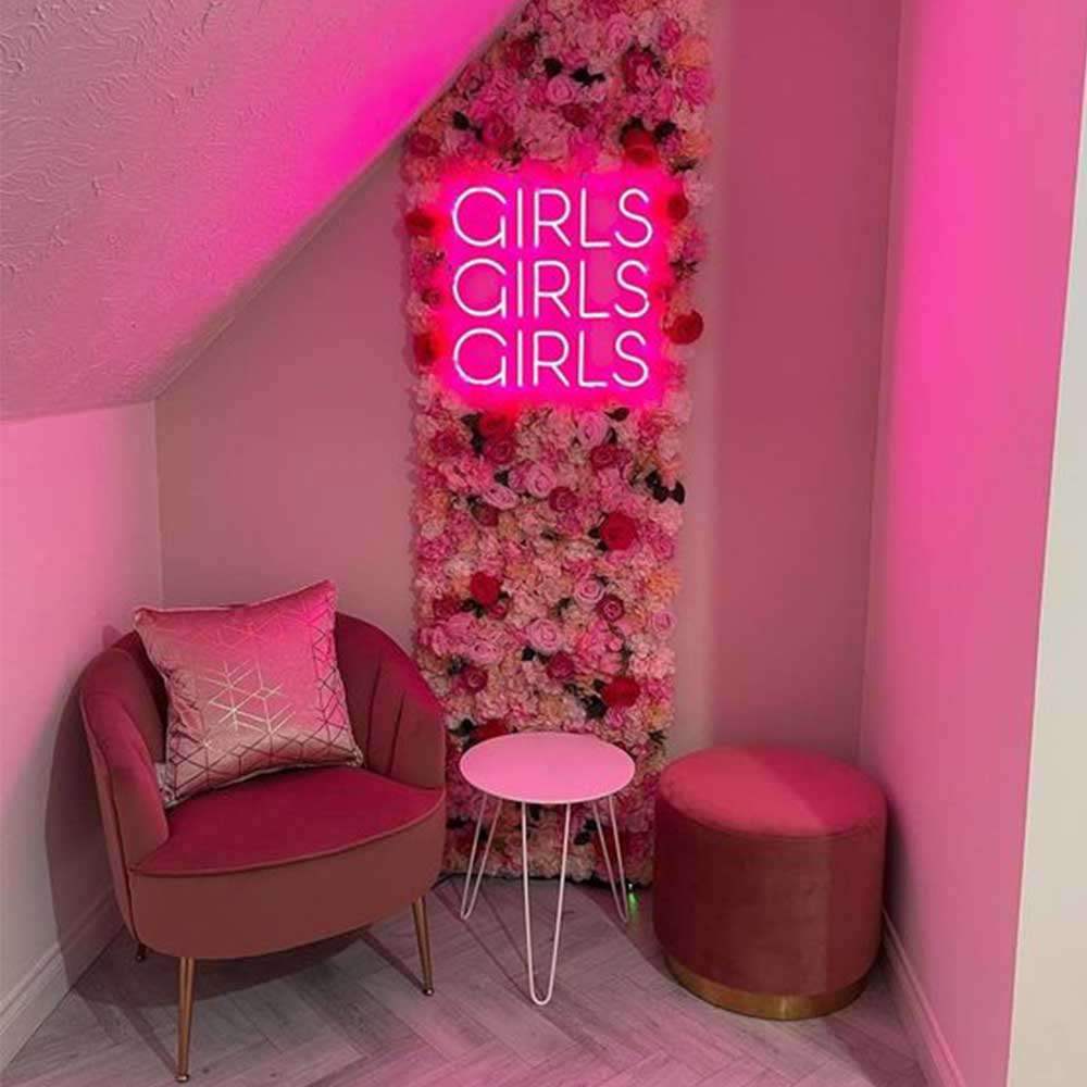 Découvrez notre enseigne au néon "Girls Girls Girls"